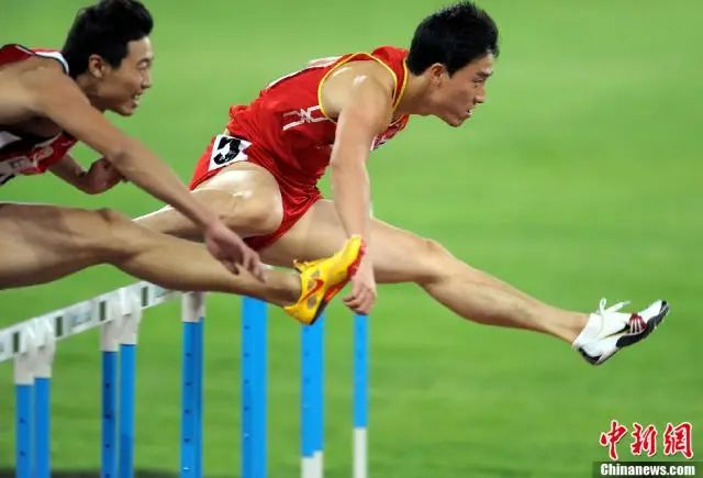 资料图：第十一届全运会男子110米栏决赛，“飞人”刘翔跑出13秒33的成绩夺冠。中新社发 陈文 摄