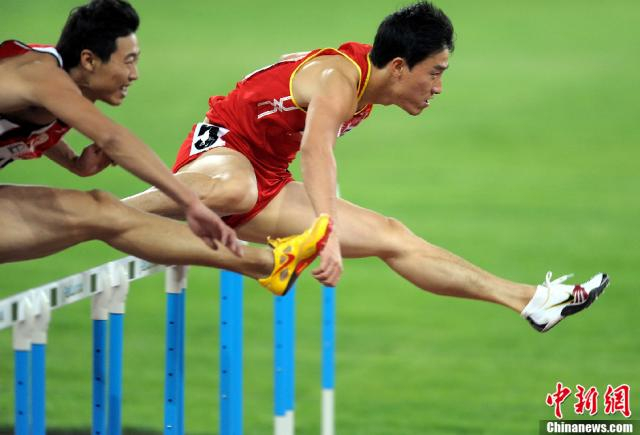 资料图：第十一届全运会男子110米栏决赛，“飞人”刘翔跑出13秒33的成绩夺冠。中新社发 陈文 摄