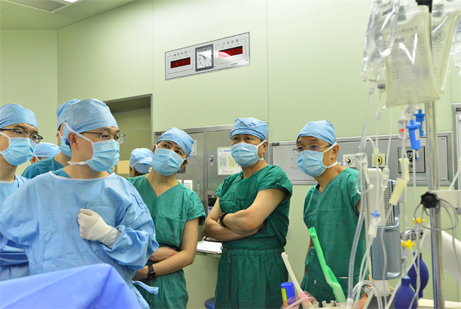 哈医大二院住院处超声科主任周显礼教授（右2）带领团队进行术中超声，对手术切除路线进行精准定位。哈医大二院 供图