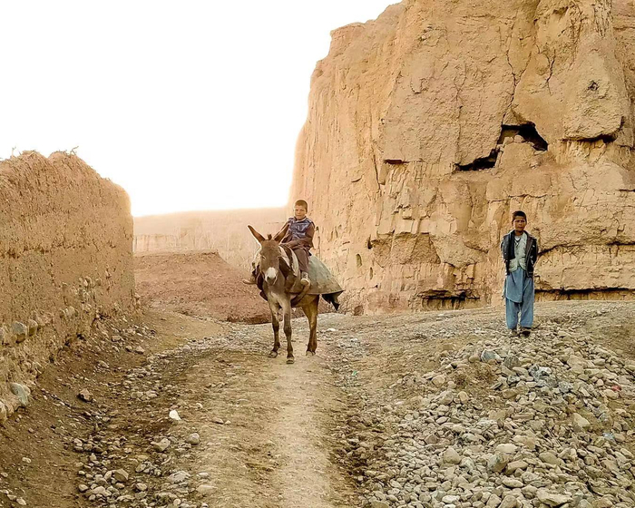 巴米扬大佛所在地区为哈扎拉人居住区，图为居住在附近村庄的孩子。