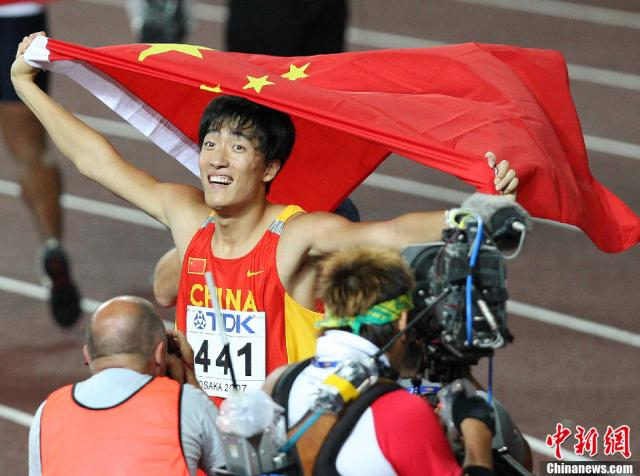 资料图：2007年8月31日晚，刘翔在第十一届世界田径锦标赛男子一百一十米栏比赛中夺得金牌，实现世锦赛夺冠夙愿。中新社发 毛建军 摄