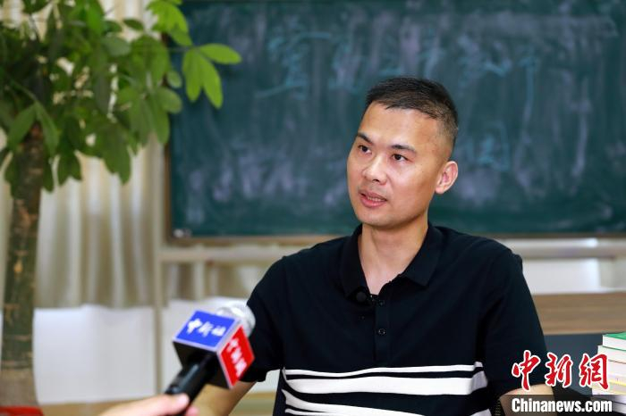 图为厦门市鹭岛之声教师合唱团艺术总监、厦门市教育科学研究院中学音乐教研员林培荣接受采访。　李思源 摄