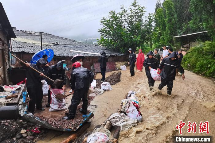 雅安抢险人员正在紧急排险。　雅安消防供图