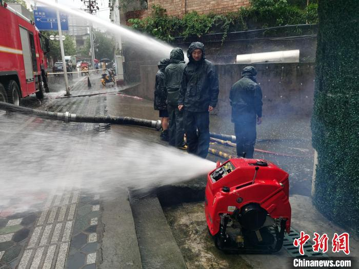 雅安地势低洼进水被淹救援现场，消防正在全力排水和清洗道路。　雅安消防供图