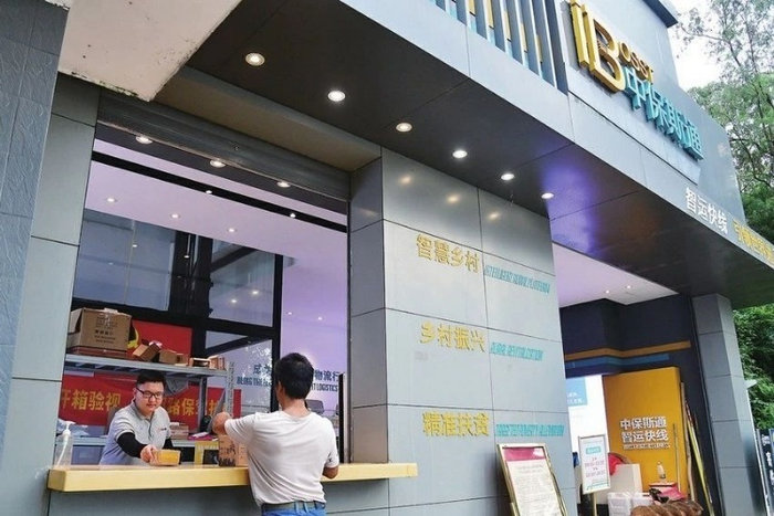 村民在自己村中基站领快件。（央广网发 茂名市宣供图）