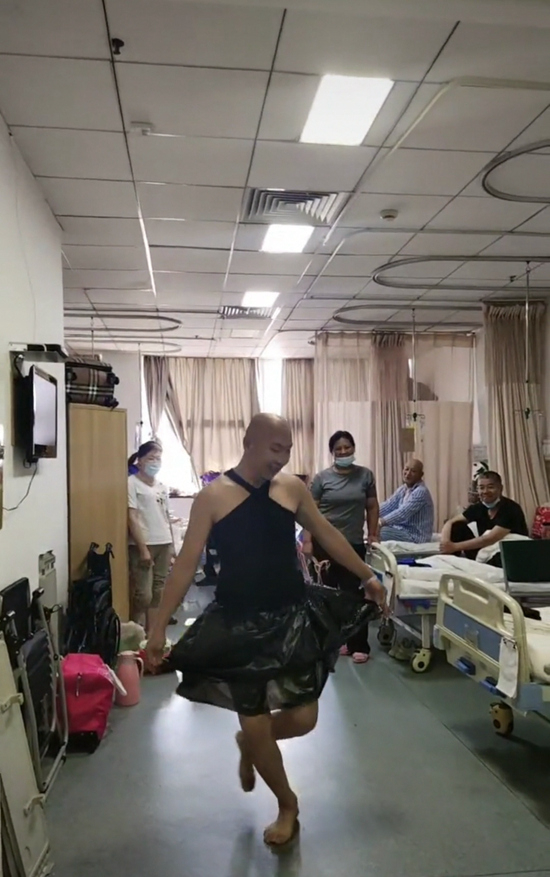 &nbsp;&nbsp;&nbsp;&nbsp;赵新志在病房里跳“黑天鹅”。&nbsp;网络视频截图