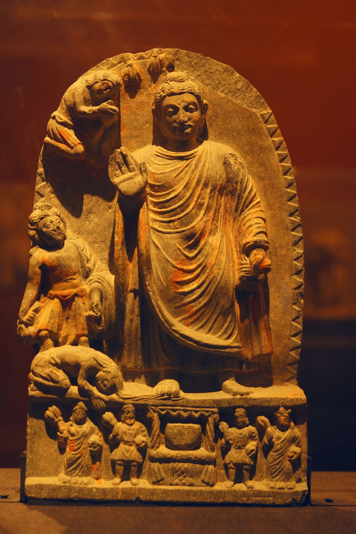 喀布尔阿富汗国立博物馆藏，艾娜克出土的犍陀罗时期造像“燃灯佛授记”浮雕。 本文除注明外均为 何平 供图