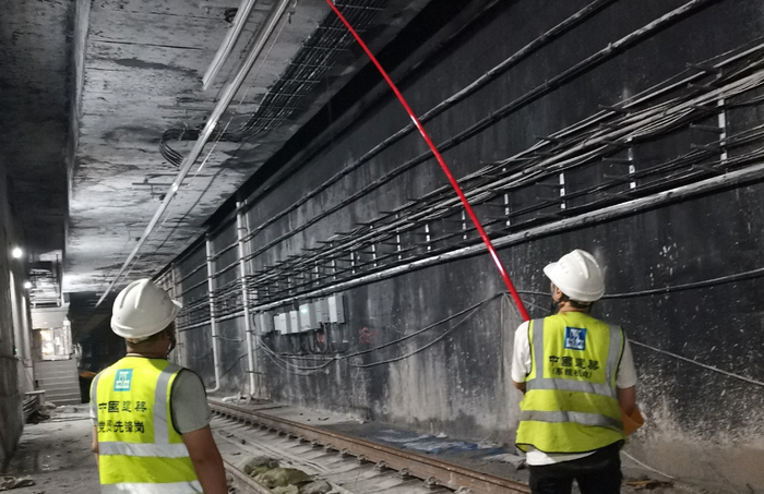 技术人员对接触网进行验电 中建五局安装工程有限公司供图