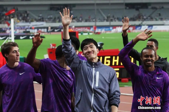 资料图：5月17日晚，2015国际田联钻石联赛—上海站在上海体育场打响，“中国飞人”刘翔现身八万人体育场，举行简短仪式，并绕场一周，告别自己最心爱的运动。中新社发 张亨伟 摄