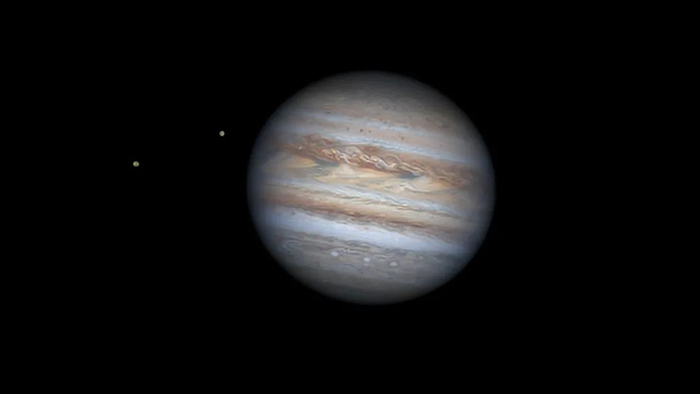↑广东省天文爱好者周志伟2020年7月20日在珠海市拍摄的木星及其两颗卫星。（本人供图）