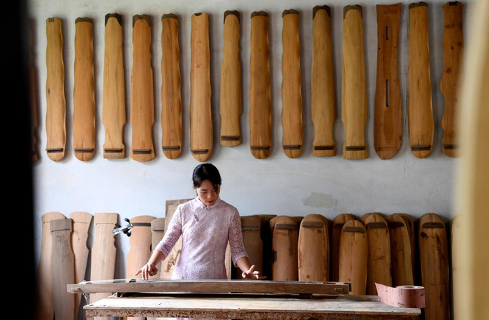兰考县堌阳镇徐场村一位村民在家中弹奏古琴。新华社记者 郝源 摄