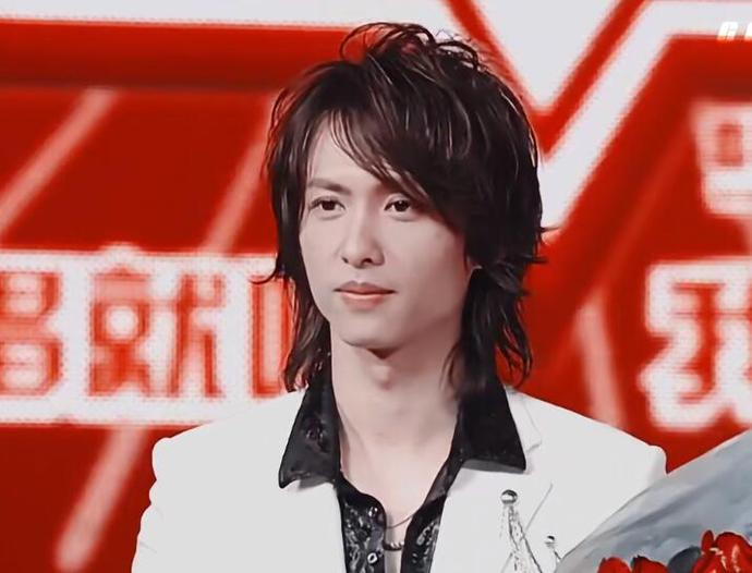 披荆哥哥“人气王”张淇:32岁成黑豹主唱,与御姐范老婆丁克多年