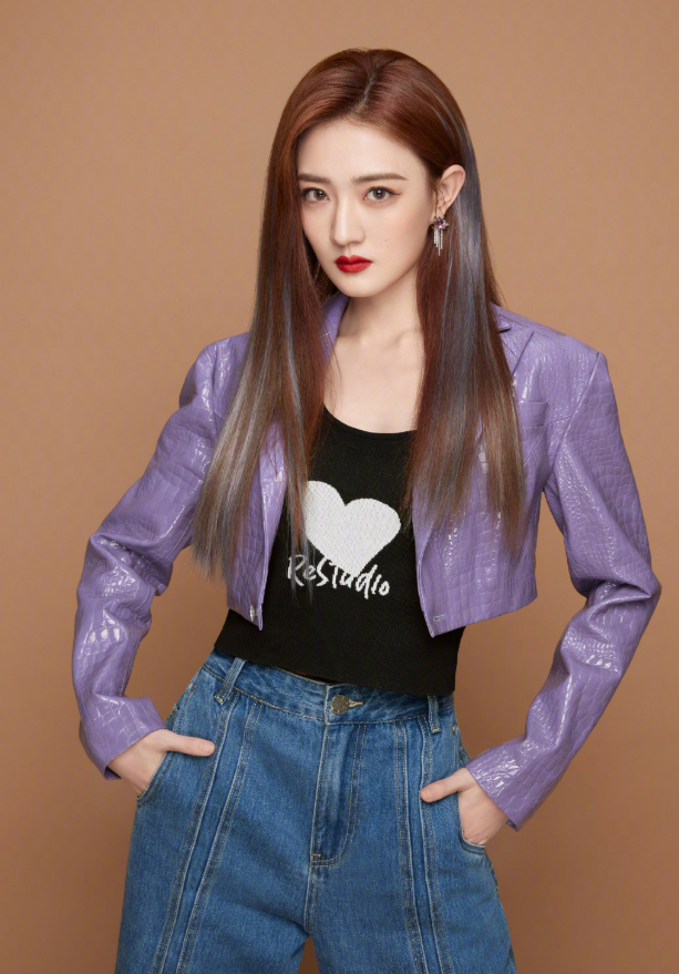 徐璐双马尾甜酷风造型,挑染发色演绎千禧辣妹,纤细长腿挡不住