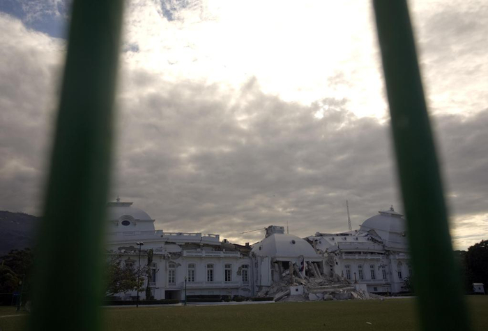 这是2010年1月14日在海地首都太子港拍摄的在地震中遭到严重损毁的海地总统府。新华社记者戴维·德拉巴斯摄
