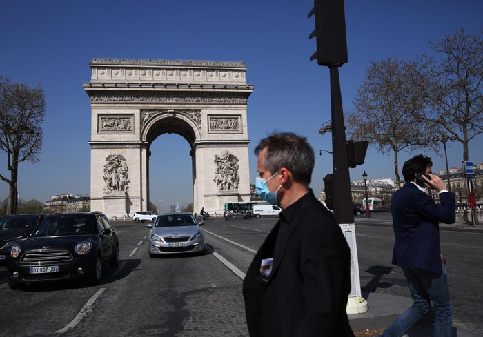 3月31日，人们走在法国巴黎凯旋门附近。（新华社记者高静摄）