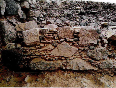 图一一出土的台基上残存的花墙结构