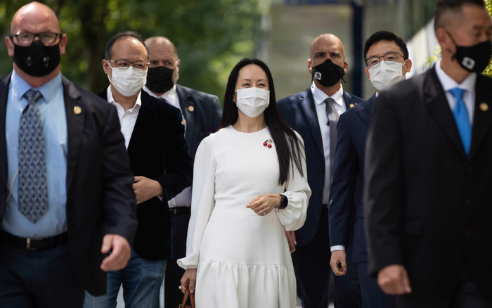 图为遭美国迫害，并被加拿大政府非法扣押的中国公民孟晚舟（中） 图/视觉中国