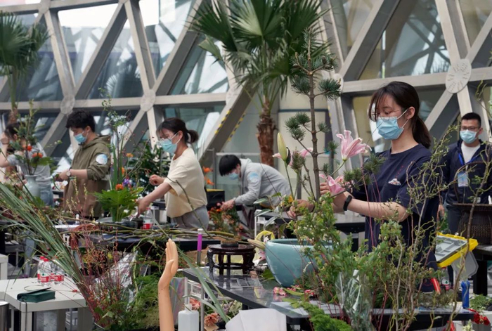 选手在参加第九届上海市“星光计划”职业院校技能大赛花艺项目的决赛 刘颖 摄