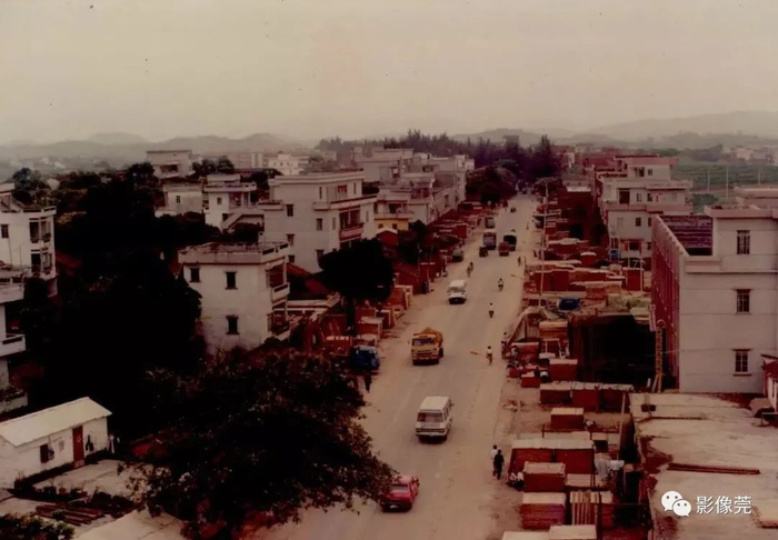        ▲1990年，莞樟公路大朗路段  @大朗宣供图