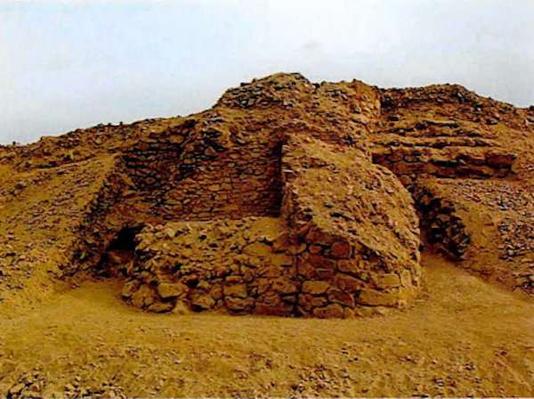 图八石头城遗址外城北墙和马面