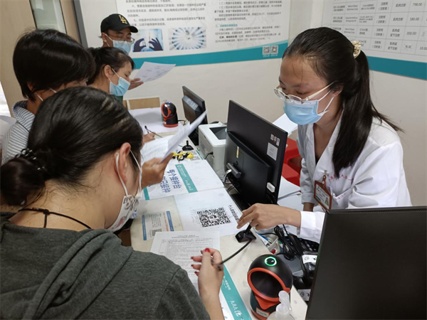 前来医院开具禁忌证明的群众不在少数（央广网发 吴良艺摄）