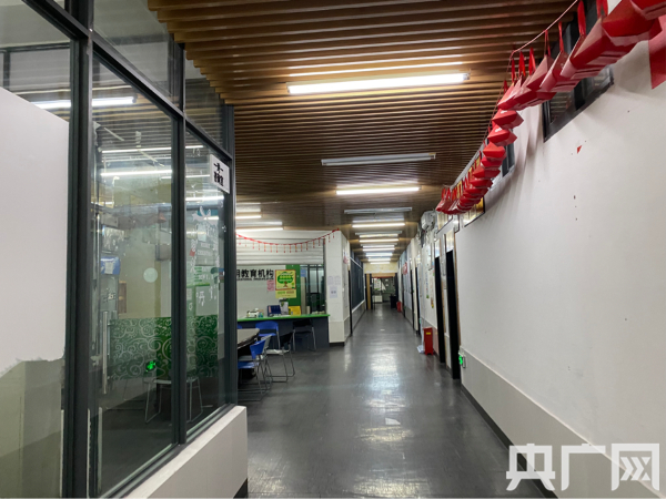 　　福州思明教育东街口校区已停止初中课程（央广网发 严南悦摄）