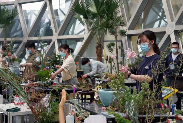 选手在参加第九届上海市“星光计划”职业院校技能大赛花艺项目的决赛 刘颖 摄