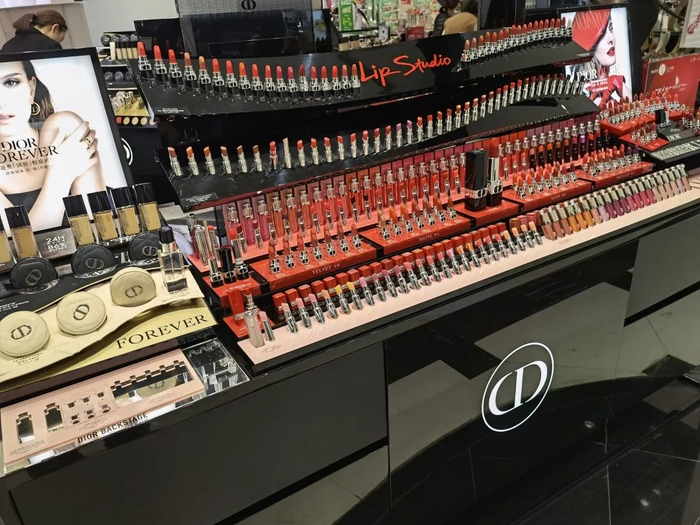 △在迪奥彩妆柜台，999是绝对C位