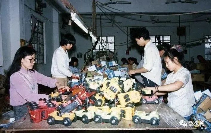        ▲1989年，大朗玩具厂  @大朗档案馆供图