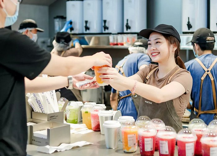 店员身穿Lululemon瑜伽服