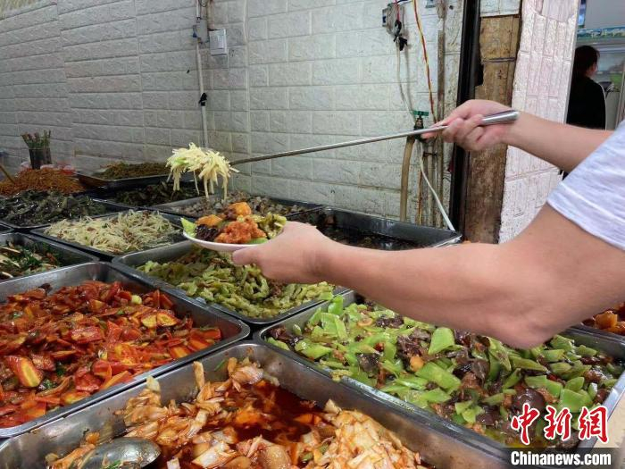 食客只需要花上14元就可以吃到20余种荤素菜品。　陈静 摄