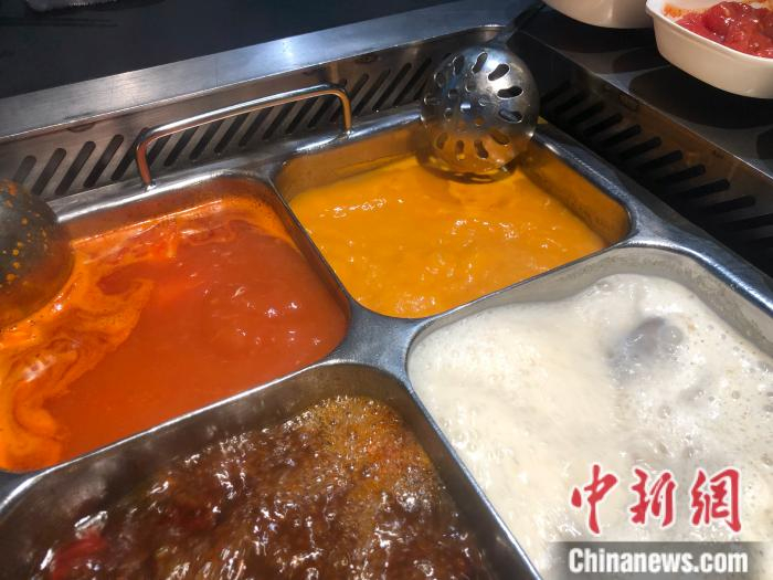 右上角为海底捞沙棘火锅。 中新网 左宇坤 摄