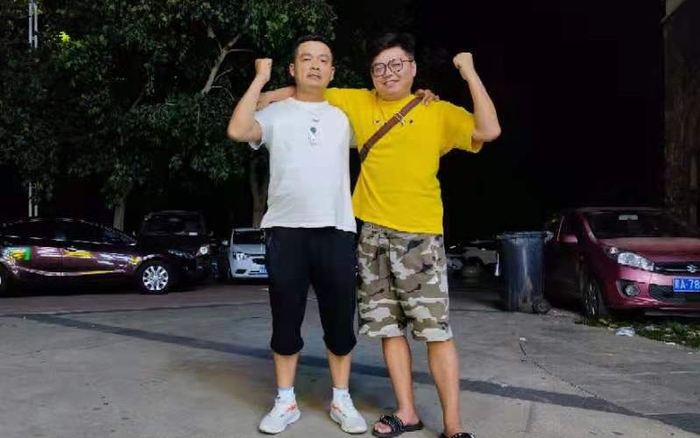 两位“王军”合影，左侧为湖北王军，右侧为北京王军。新京报记者 慕宏举 摄