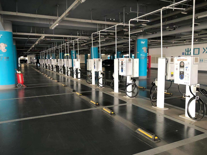 新能源汽车充电桩。首中停车康旭摄影