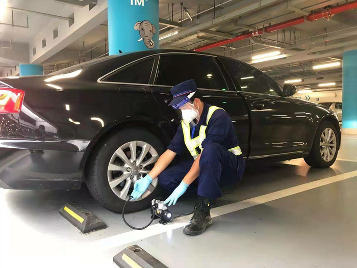 巡视员为轮胎充气。首中停车康旭摄影