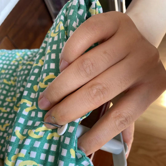 案发现场复原图（中指指甲旁边还可以看到残留的小伤疤）｜作者供图