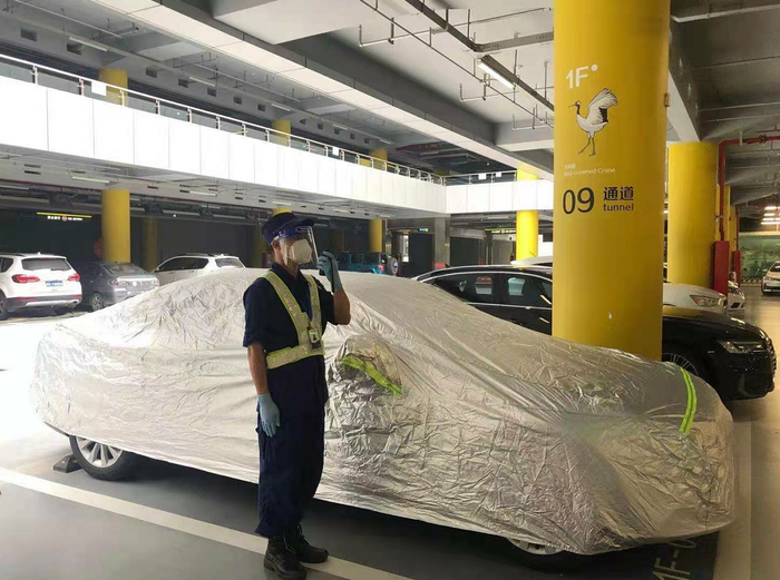 为未关窗户的车辆穿上车衣。首中停车康旭摄影