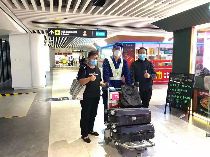 为老年旅客免费搬运行李。首中停车康旭摄影