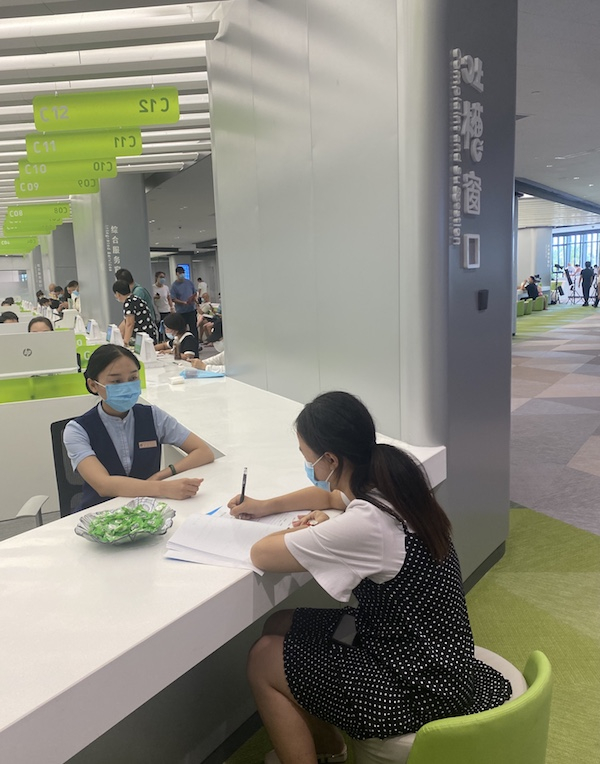 办事群众在“吐槽窗口”反映问题 央广网发 龙华区委宣传部 供图