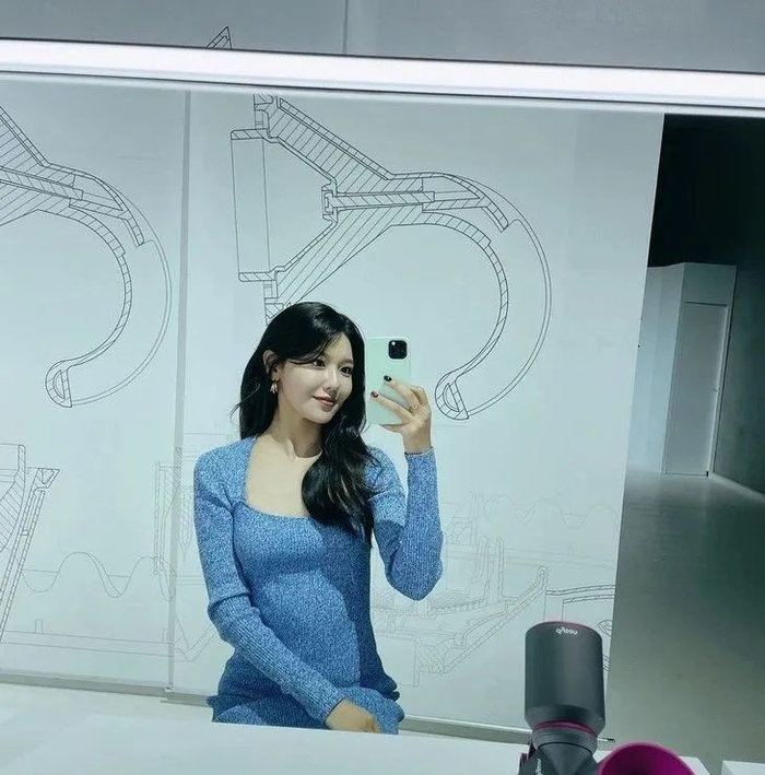 连衣裙售价：245美金