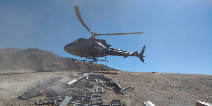 直升飞机运送选址的选址需要的基建物料，2018年7月。研究团队供图