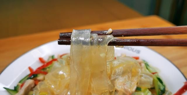 两张粉皮,一块瘦肉,做出爽口的凉拌菜,荤素搭配,劲道爽滑