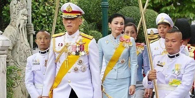 泰国王室流出四人海报:泰王诗妮娜西拉米结为三人组,王后被孤立