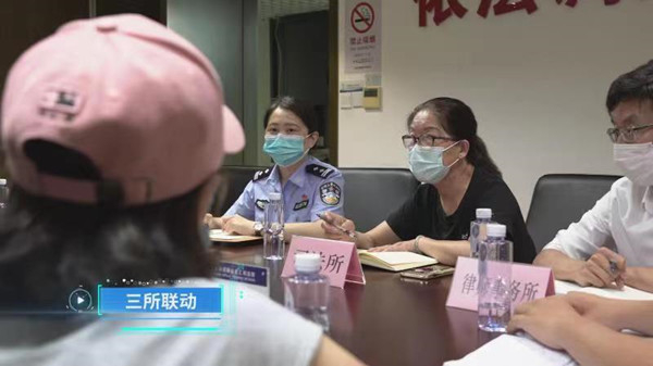 图说：派出所、司法所、律所“三所联动”化解地区矛盾。徐汇警方供图