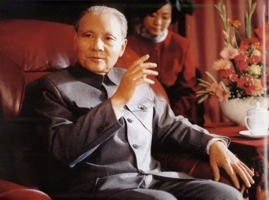 拍摄电影《邓小平》时，为了饰演老年时期的邓小平，卢奇化了特效妆。