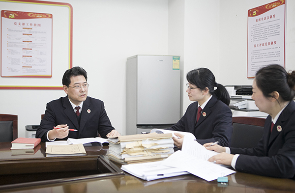 赵学武与同事讨论案件