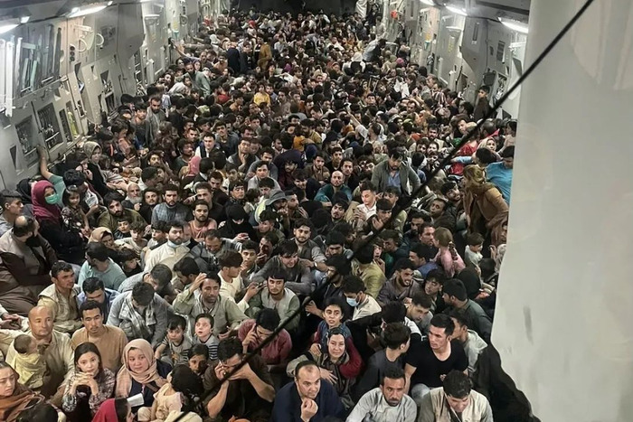 600多名阿富汗人挤在美军一架运输机上 图源：美国“防务一号”网站