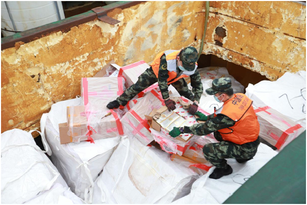 图说：现场检查。 周玥 摄