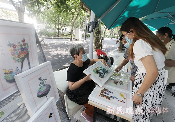 图说：曹杨新村街道居民衍纸画展示