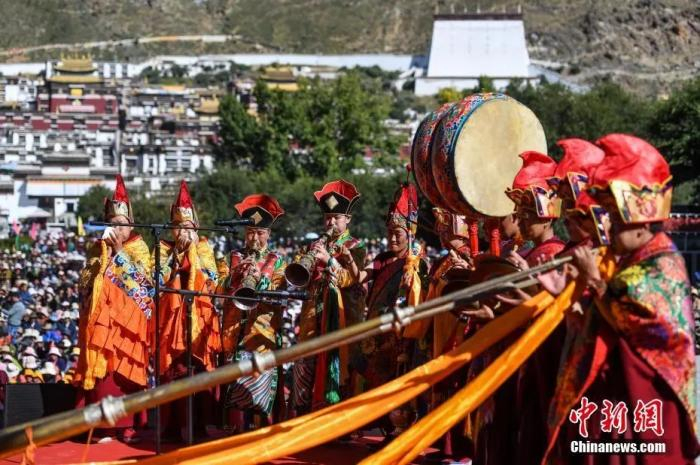 资料图：传统“羌姆”表演。中新社记者 何蓬磊 摄